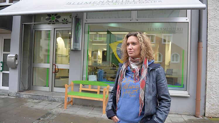 Anna Niedermaier hilft Flüchtlingen, wo sie kann, doch in ihrem Blumengeschäft in der Zollnerstraße hat sie auch schon sehr schlechte Erfahrungen gemacht.  Foto: Ronald Rinklef