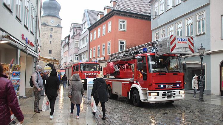Als am 5. Februar im ehemaligen Weka-Gebäude Alarm ausgelöst wurde, fuhr die Feuerwehr in die Spitalgasse. Laut Brandmeldeanlage war jedoch ein Gerät der Auslöser, das in einem Geschäft in der Herrngasse installiert ist. Foto: Dominik Buckreus
