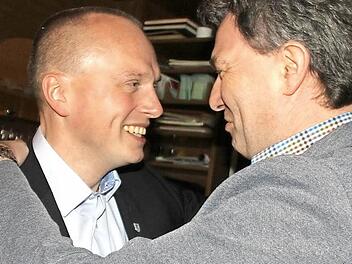 Der neue Bürgermeister Thomas Löffler (l.) freut sich über die Glückwünsche seines Amtsvorgängers und jetzigen Landrats Klaus Löffler. Foto: Veronika Schadeck