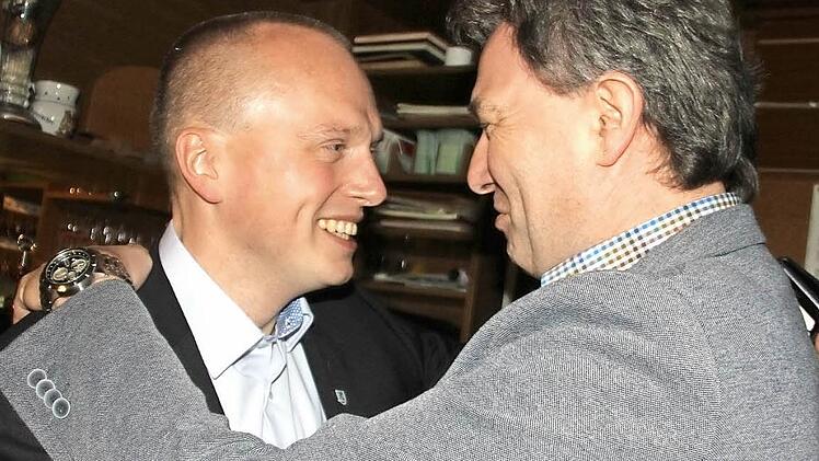 Der neue Bürgermeister Thomas Löffler (l.) freut sich über die Glückwünsche seines Amtsvorgängers und jetzigen Landrats Klaus Löffler. Foto: Veronika Schadeck
