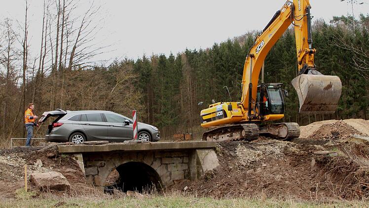 Die Arbeiten laufen auch rund um die untere Brücke nach der Einfahrt auf die Kreisstraße nach Schönbrunn. Foto: Günther Geiling