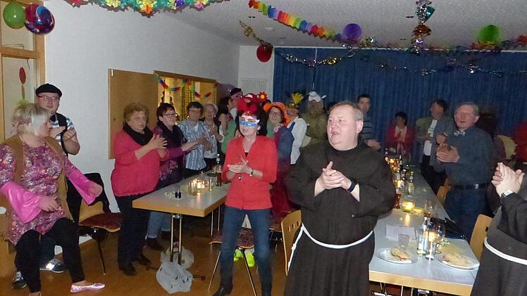 Keinen hielt es mehr auf den Stühlen. Foto: Klaus-Peter Wulf