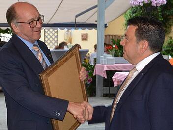 Martin Kuchler &uuml;bergab das Pr&auml;sidentenamt an Wolfgang D&uuml;nisch (rechts).  Foto: Friedrich Mebert