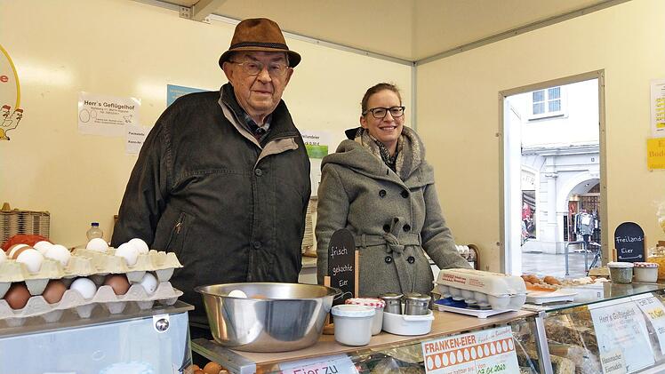 Albert Herr und Enkelin Tanja Herr vom Geflügelhof Herr in Wüstenwelsberg arbeiten noch mit offener Ladenkasse und sind froh darum.