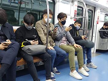 Ohne Smartphone geht nichts: Der hohe Grad der Digitalisierung hilft Südkorea bei der Virusbekämpfung. Bettina Dirauf