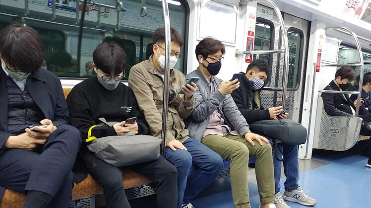 Ohne Smartphone geht nichts: Der hohe Grad der Digitalisierung hilft Südkorea bei der Virusbekämpfung. Bettina Dirauf