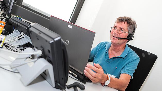 Detlef Christa   an seinem Arbeitsplatz    im Gesundheitsamt  Bamberg. Fotos: Matthias Hoch