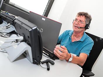 Detlef Christa   an seinem Arbeitsplatz    im Gesundheitsamt  Bamberg. Fotos: Matthias Hoch