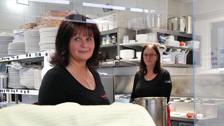 Christine Brünnecke (li.) und Sabina Barth tut es leid, dass sie ihre Gäste zum Essen wegscheuchen müssen. Foto: Sandra Hackenberg