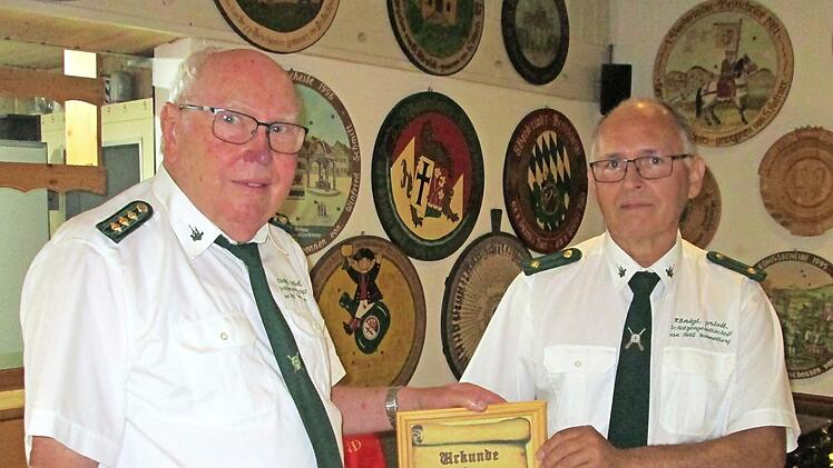 Friedrich Schellenberger (links) ist neuer Ehrenschützenmeister der Hammelburger Schützengesellschaft. Sein Nachfolger, Erster Schützenmeister Heinz Frötschner (rechts), überreichte ihm die Ernennungsurkunde.