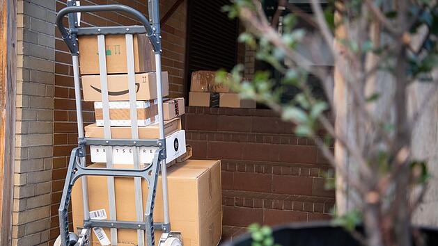 Verbraucherzentrale gibt Antworten: Darf mein Paket im Flur abgelegt werden?