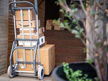 Verbraucherzentrale gibt Antworten: Darf mein Paket im Flur abgelegt werden?