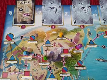 80 Days im Test - Weltreise mit Koffer, Regenschirm und Hut als Brettspiel