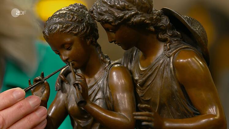 Die Zinkguss-Plastik von Auguste Joseph Pfeiffer von Anfang des 20. Jahrhunderts wurde auf 250 bis 300 Euro geschätzt. Für 290 Euro kaufte sich Wolfgang Pauritsch die Darstellung von Daphnis und Chloe.