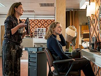 Alles beginnt ganz harmlos mit Hannah Wagners (Jana Klinge, rechts) Besuch bei der Friseurin Grit Hartmann (Julika Jenkins). Kurz darauf wird die Exkillerin auf die Polizistin angesetzt.