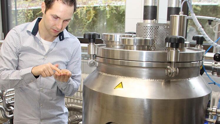 Der Weg des Bieres beginnt in der eigenen Kleinmälzerei. Berufsschullehrer Marco Scherl prüft die Malzqualität.