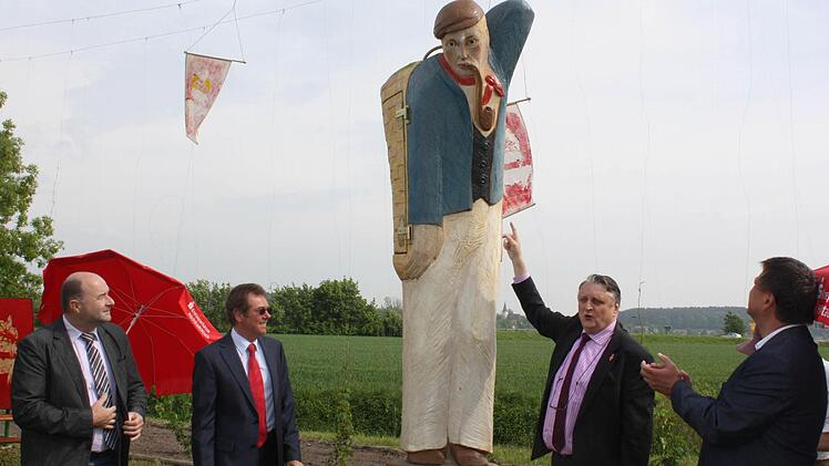 Bei der Enthüllung der Figurenbeute bei Lonnerstadt: von links LAG-Vorsitzender Werner Stöcker, Sparkassendirektor Herbert Fiederling, Landrat Eberhard Irlinger und Stefan Himpel /Zweiter Bürgermeister von Lonnerstadt)  Fotos: Sonja Werner