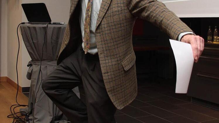 Äußerst lebhaft und unterhaltsam gestaltete der Leiter des Gesundheitsamts, Dieter Weiss, seinen Vortrag.  Foto: Jürgen Gärtner