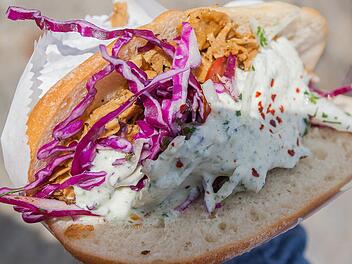 Auch der "Vegan Streetday" an wechselnden Orten ist eine gute Anlaufstelle, mal vegan zu essen, wie zum Beispiel diesen Seitan-Döner. Symbolfoto: Bas Brader