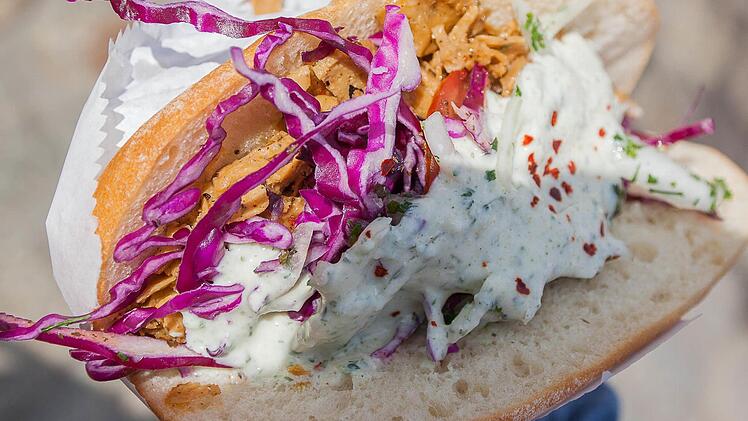 Auch der "Vegan Streetday" an wechselnden Orten ist eine gute Anlaufstelle, mal vegan zu essen, wie zum Beispiel diesen Seitan-Döner. Symbolfoto: Bas Brader