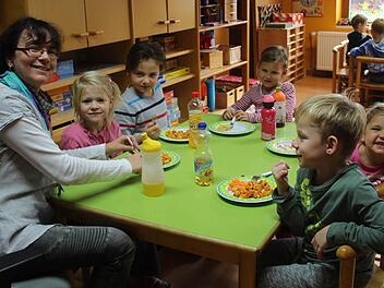 Die meisten Mittagessen im Matthias-Claudius-Kindergarten in Höchstadt kommen von einem externen Lieferanten. Erzieherin Petra Ströbel (links) muss genau aufpassen, was sie welchen Kindern vorsetzt.  Foto: Andreas Dorsch