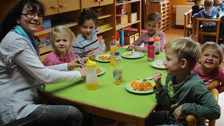 Die meisten Mittagessen im Matthias-Claudius-Kindergarten in Höchstadt kommen von einem externen Lieferanten. Erzieherin Petra Ströbel (links) muss genau aufpassen, was sie welchen Kindern vorsetzt.  Foto: Andreas Dorsch