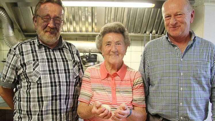 Ihren beiden Söhnen Manfred und Robert macht Frieda Schott beim Klöße machen noch immer was vor. Foto: Sonny Adam