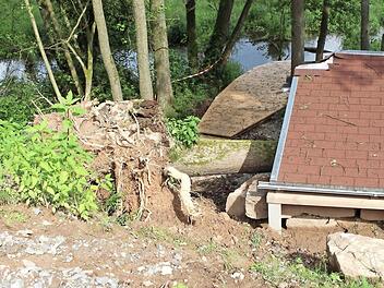 Schwere Schäden sind durch mindestens einen umgefallenen Baum an Plattform, Geländer und Informationshäuschen entstanden. Foto: Julia Raab