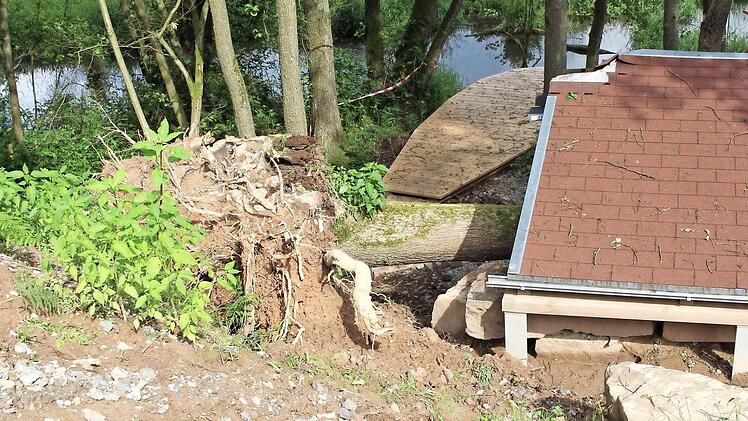 Schwere Schäden sind durch mindestens einen umgefallenen Baum an Plattform, Geländer und Informationshäuschen entstanden. Foto: Julia Raab