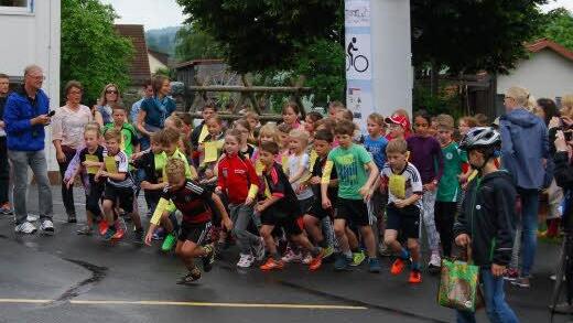 Nicht zu stoppen waren die Kinder beim Spenden-Lauf. Foto: Horst Conze