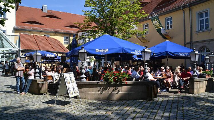 Im gut gefüllten Biergarten des Mönchshof lauschten die Besucher andächtig den musikalischen Darbietungen der Blechbläserensembles.