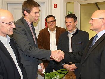 Glückwünsche: Der Hofheimer CSU-Ortsvorsitzende Andreas Dellert (Zweiter von links) gratuliert Wolfgang Borst (rechts) zur Wiederwahl als Bürgermeister. Zu den weiteren Gratulanten gehörten (von links) Landrat Wilhelm Schneider, der Hofheimer Stadtrat Alexander Bergmann und der Landtagsabgeordnete und CSU-Kreisvorsitzende Steffen Vogel.  Foto: Klaus Schmitt