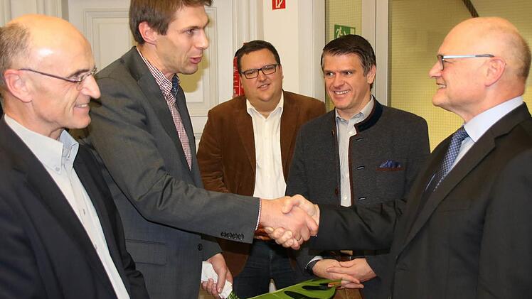 Glückwünsche: Der Hofheimer CSU-Ortsvorsitzende Andreas Dellert (Zweiter von links) gratuliert Wolfgang Borst (rechts) zur Wiederwahl als Bürgermeister. Zu den weiteren Gratulanten gehörten (von links) Landrat Wilhelm Schneider, der Hofheimer Stadtrat Alexander Bergmann und der Landtagsabgeordnete und CSU-Kreisvorsitzende Steffen Vogel.  Foto: Klaus Schmitt