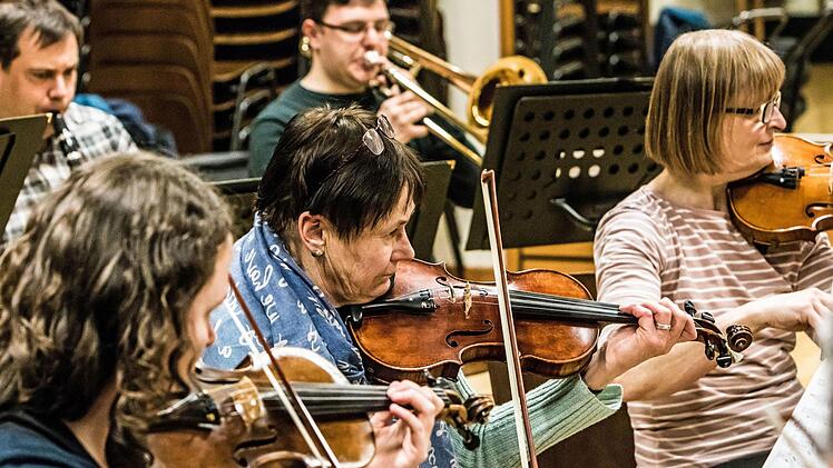 Proben-Impressionen: So bereitet sich der Musizierkreis Neustadt mit seinem Leiter Norbert Luche auf sein Neujahrskonzert am 14. Januar vor.Foto: Jochen Berger
