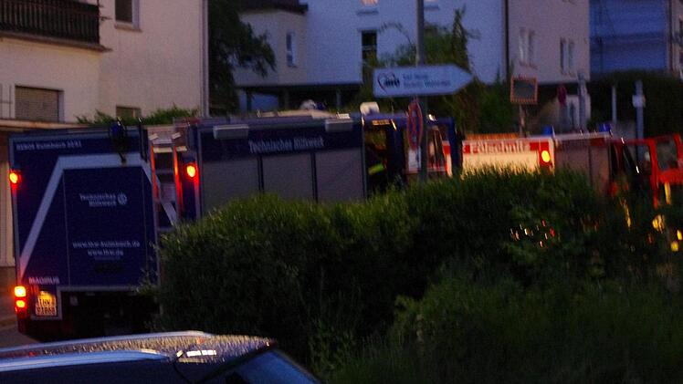 In der Weiherer Straße warteten die Rettungskräfte auf einen möglichen Einsatz. Foto: Christian Schuberth