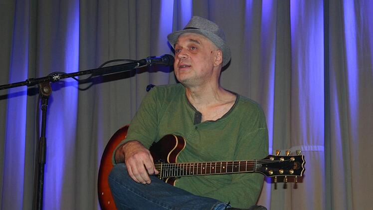 Carsten Schönmüller aus Zeil setzte mit seinem Soloprogramm  einen Kontrapunkt zu den Rockbands.
