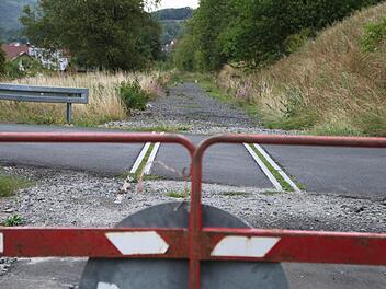 Vorerst Ende des Radwegs: In Riedenberg liegt noch immer Schotter auf der ehemaligen Bahntrasse.  Foto: Ulrike Müller