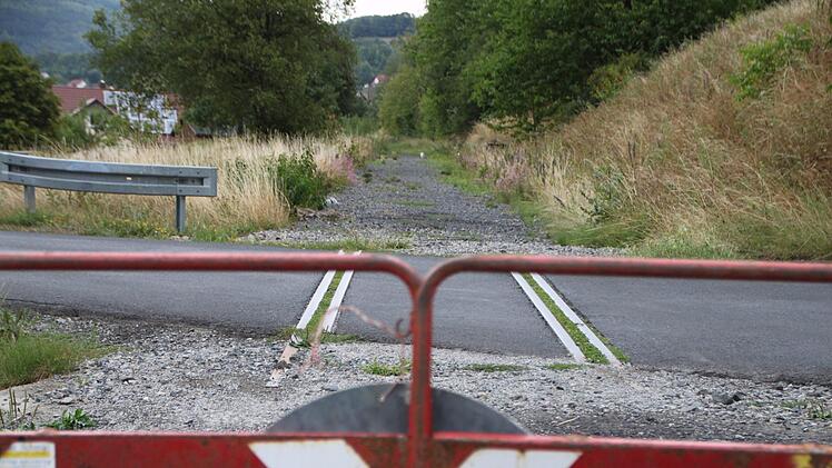 Vorerst Ende des Radwegs: In Riedenberg liegt noch immer Schotter auf der ehemaligen Bahntrasse.  Foto: Ulrike Müller
