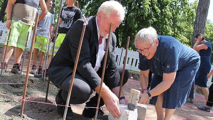 Bernhard Ledermann und Irmgard Clausen klopfen den ersten Stein des Labyrinths fest. Foto: Teresa Hirschberg