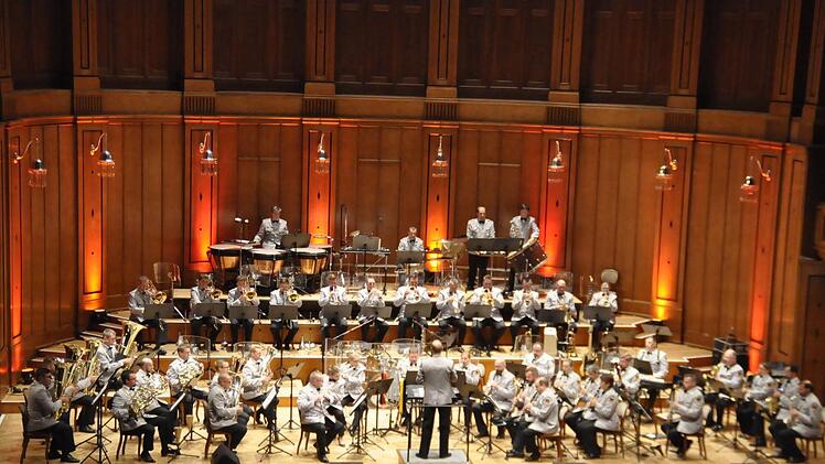 Das Heeresmusikkorps Veitshöchheim (früher HMK 12) unter der Leitung von Oberstleutnant Roland Kahle begeisterte durch seine Vielseitigkeit.Peter Klopf