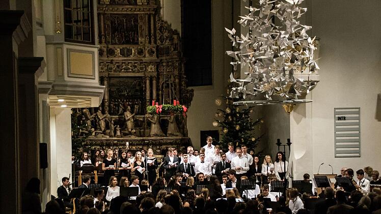 Zahlreiche Mitwirkende gestalteten die konzertante Weihnachtsfeier  des Casimirianums in St. Moriz - vom Vororchester bis zu den CaSingers und den CaSinfonikern unter der Leitung von Hans-Jürgen Hofmann.Foto: Jochen Berger