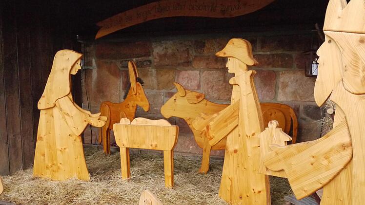 In der Ortsmitte von Geroda war dieser Tage schon eine Krippe mit großen Holzfiguren zu sehen. Foto: Rebecca Vogt