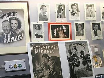 "Unternehmen Michael" war der erste Film, der im Kulmbacher Kino über die Leinwand flimmerte - die Filmvorführer haben Erinnerungen an die Anfangszeit in Schwarz-Weiß aufgehoben. Das Kino gibt es seit 1937. Fotos: Sonja Adam