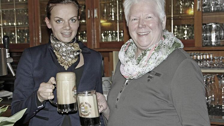 Stoßen auf eine gute Zukunft an: Jessica Heid (l.) und ihre Mutter Erika Fotos: Löwisch
