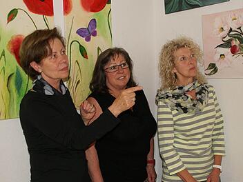 Kursleiterin Marion Kugler, links und Brunhilde Urschlechter und Karin Hofgesang, rechts, begutachten ein Bild.  Foto: Johanna Kellermann