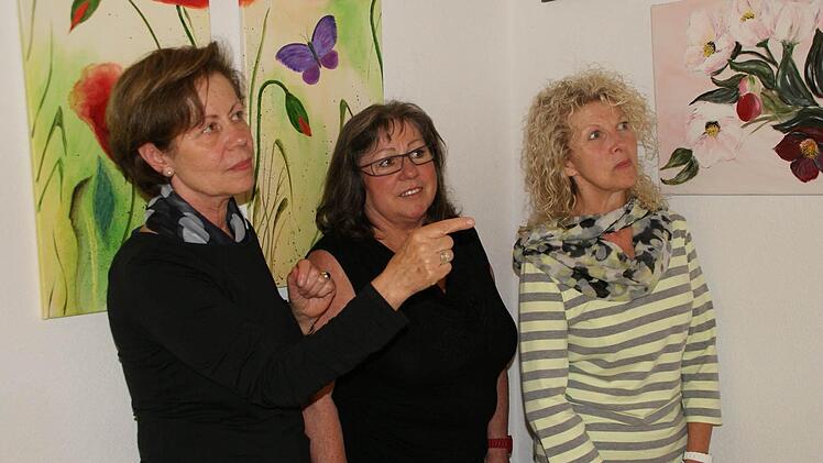 Kursleiterin Marion Kugler, links und Brunhilde Urschlechter und Karin Hofgesang, rechts, begutachten ein Bild.  Foto: Johanna Kellermann