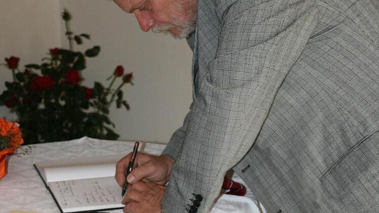 Die Festgäste tragen sich ins Gästebuch ein. Foto: Daniela Röllinger