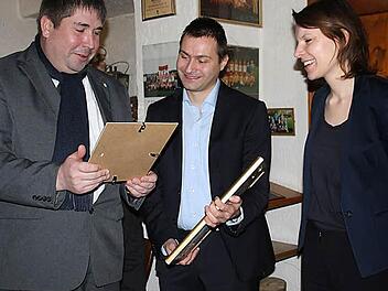 Das ist die Krönung seiner JU-Laufbahn: Ronald Kaiser (Mitte) wird mit der Ehrennadel in Gold, der höchsten Auszeichnung der Jugendorganisation, geehrt. Thorsten J. Schmidtke überreicht ihm im Beisein von MdL Emmi Zeulner die dazu gehörenden Urkunden.  Foto: Stephan Stöckel