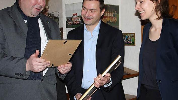 Das ist die Krönung seiner JU-Laufbahn: Ronald Kaiser (Mitte) wird mit der Ehrennadel in Gold, der höchsten Auszeichnung der Jugendorganisation, geehrt. Thorsten J. Schmidtke überreicht ihm im Beisein von MdL Emmi Zeulner die dazu gehörenden Urkunden.  Foto: Stephan Stöckel
