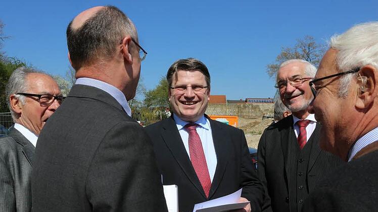 Im Gespräch vor dem Spatenstich, von links: der frühere Haßfurter Bürgermeister Rudi Eck, Landrat Wilhelm Schneider, Justizminister Winfried Bausback, Unterfrankens Regierungspräsident Paul Beinhofer und der frühere Haßberge-Landrat Rudolf Handwerker.